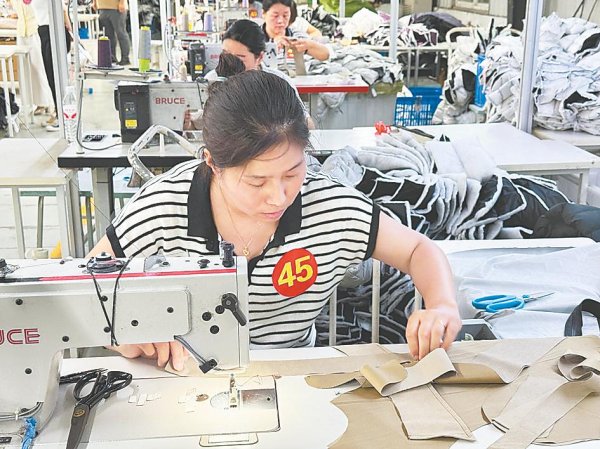 亚晶金融 河南兰考县妇联联合多家单位举办“巧媳妇”服装制作技能大赛